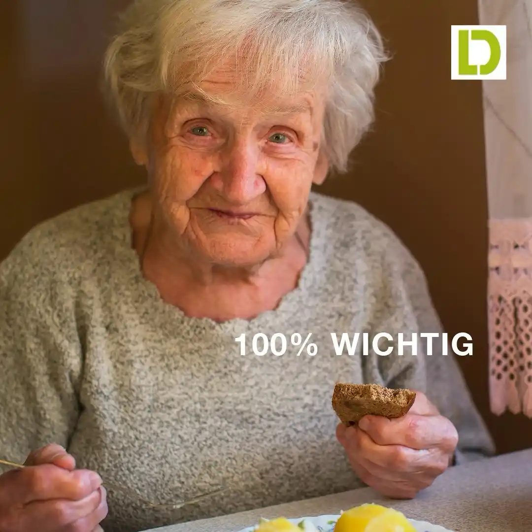 Frau während des Essens