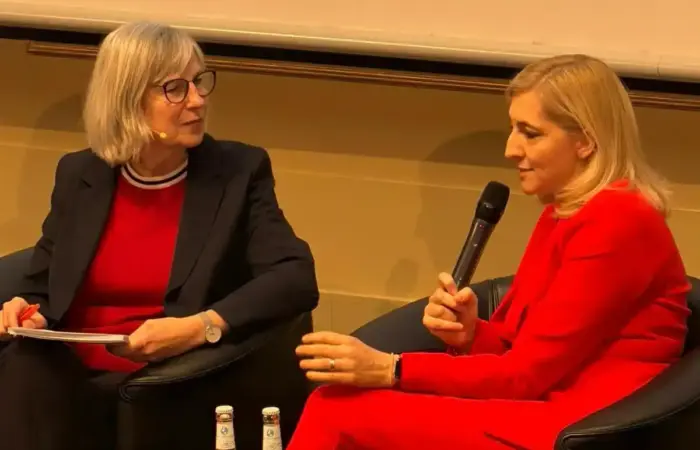 Bundesgesundheitsministerin Warken mit Moderatorin