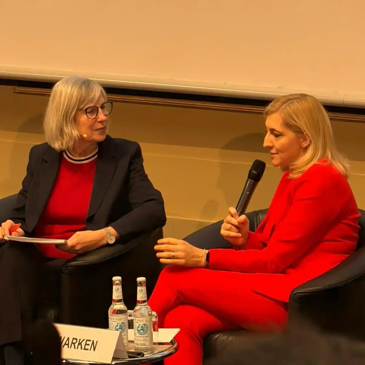 Bundesgesundheitsministerin Warken mit Moderatorin